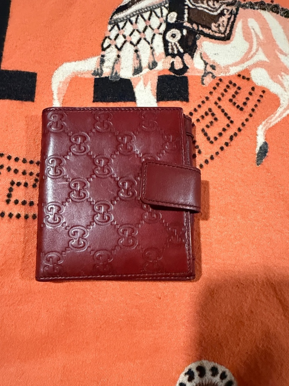 Gucci Burgundy Leather Compact Wallet with Gold Heart Accent - Picture 4 of 5